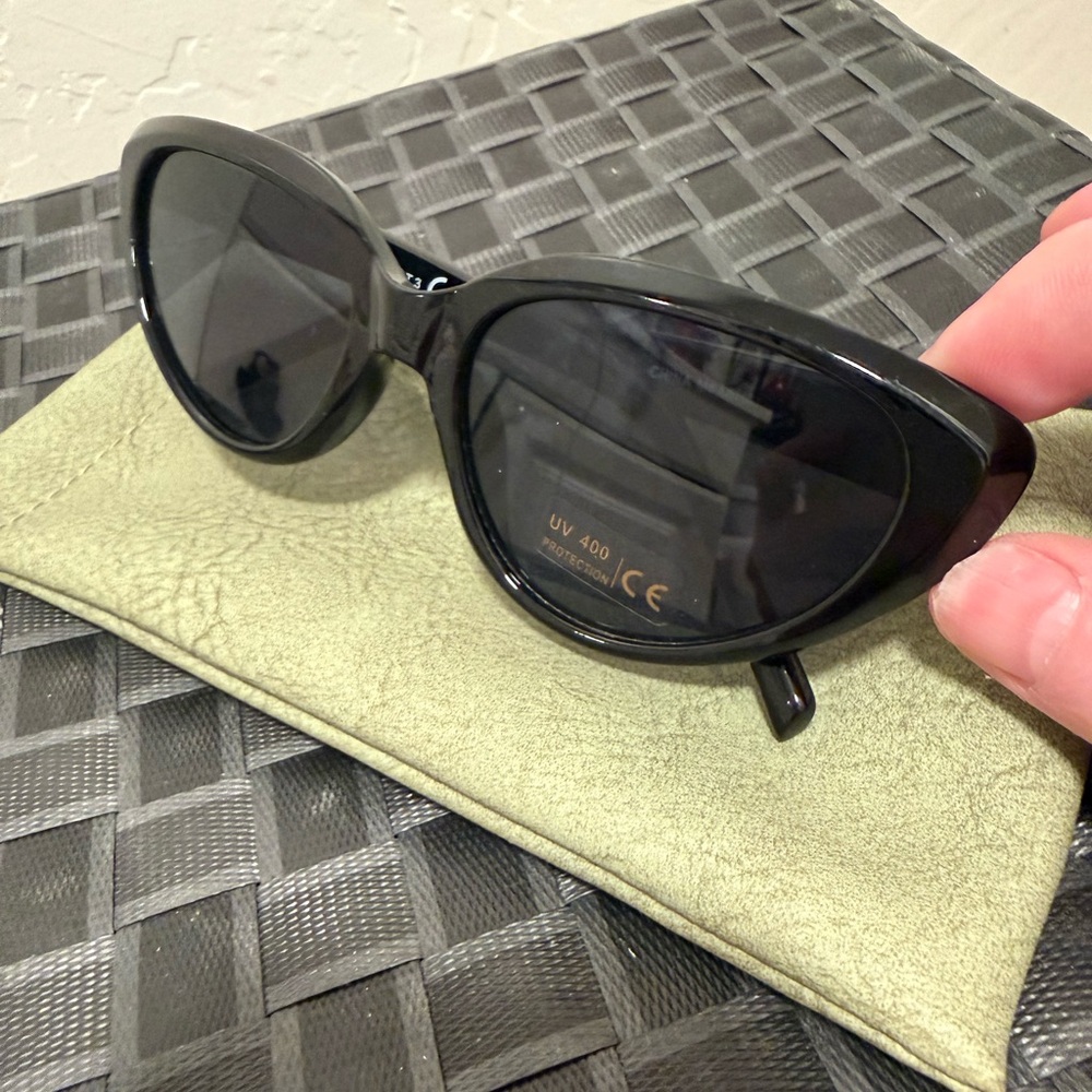 Classic Black Cat Eye Sunglasses - UV400 Glossy Finish